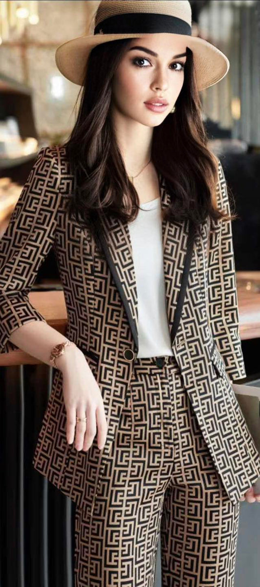 Tailleur Modello SHAIL tutte le taglie disponibili dalla 36 alla 60, Made in Italy