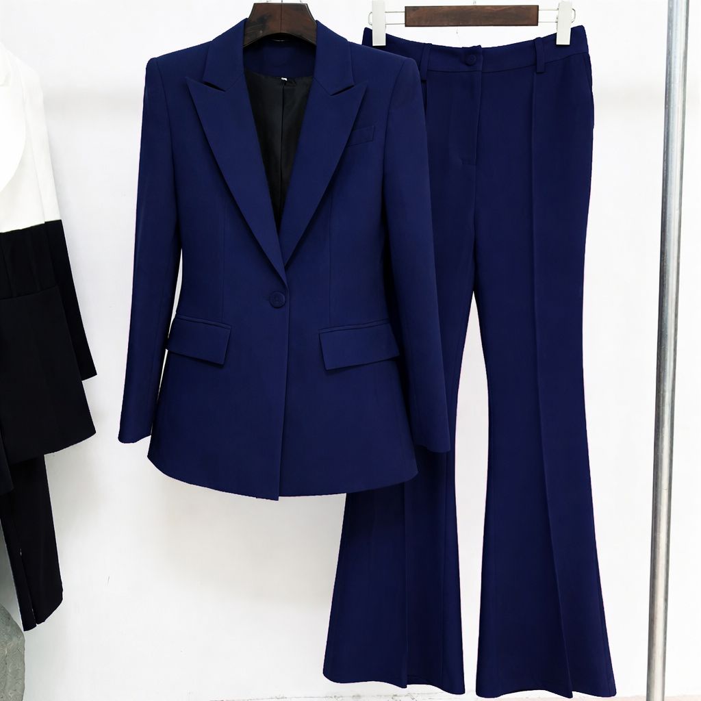 Tailleur modello zampa tutte le taglie disponibili Questo completo permette di personalizzare completamente la vestibilità, scegliendo in autonomia la taglia della giacca e quella del pantalone per un fit perfetto