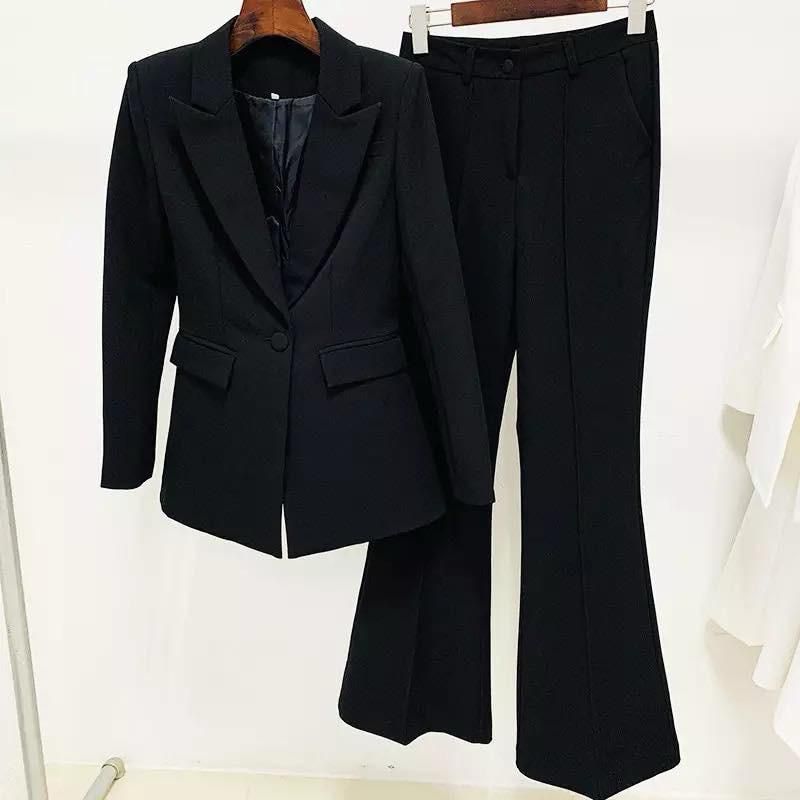 Tailleur modello zampa tutte le taglie disponibili Questo completo permette di personalizzare completamente la vestibilità, scegliendo in autonomia la taglia della giacca e quella del pantalone per un fit perfetto