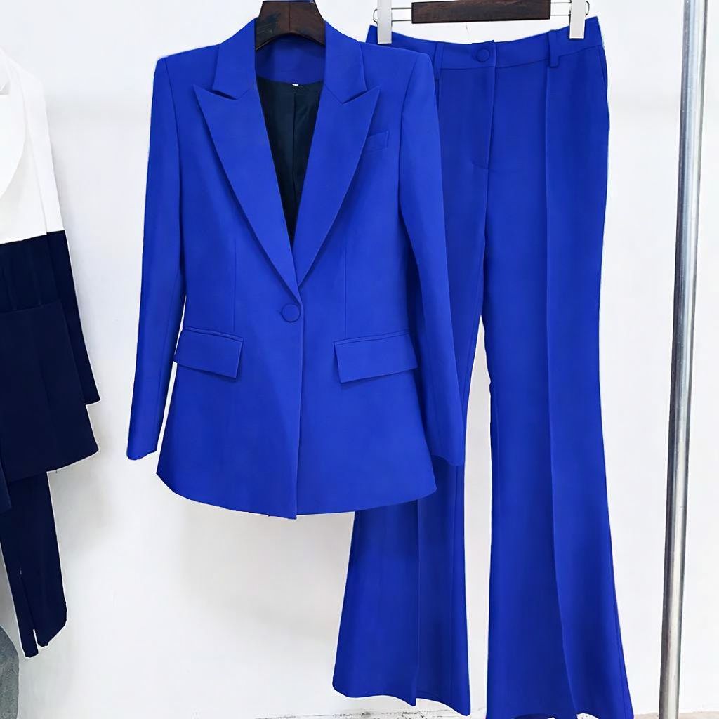 Tailleur modello zampa tutte le taglie disponibili Questo completo permette di personalizzare completamente la vestibilità, scegliendo in autonomia la taglia della giacca e quella del pantalone per un fit perfetto