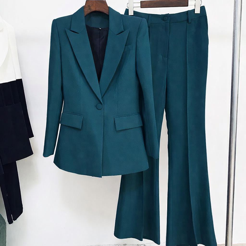 Tailleur modello zampa tutte le taglie disponibili Questo completo permette di personalizzare completamente la vestibilità, scegliendo in autonomia la taglia della giacca e quella del pantalone per un fit perfetto