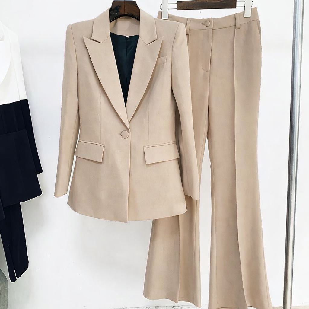 Tailleur modello zampa tutte le taglie disponibili Questo completo permette di personalizzare completamente la vestibilità, scegliendo in autonomia la taglia della giacca e quella del pantalone per un fit perfetto