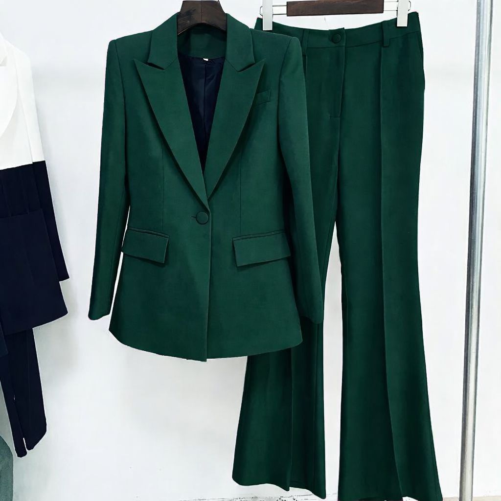 Tailleur modello zampa tutte le taglie disponibili Questo completo permette di personalizzare completamente la vestibilità, scegliendo in autonomia la taglia della giacca e quella del pantalone per un fit perfetto